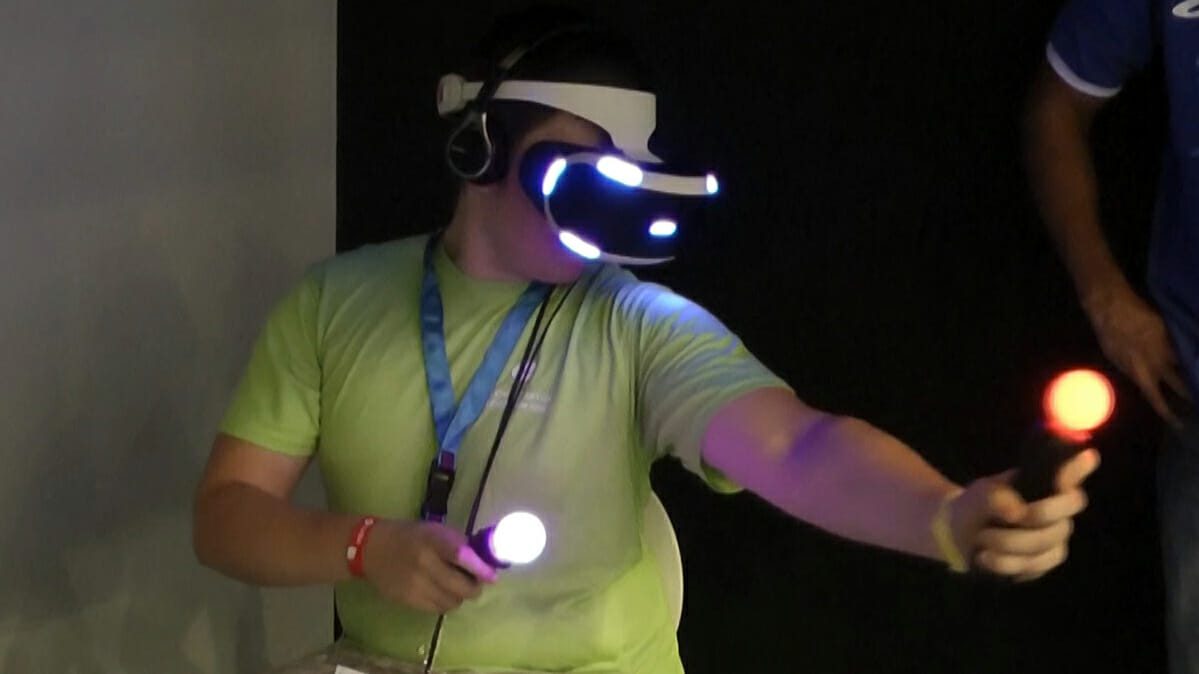 Florian Müller spielt die Project Morpheus Demo bei Sony