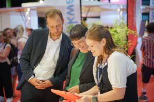 Josefine Paul und Robert Voigtsberger schaut auf ein Tablet.
