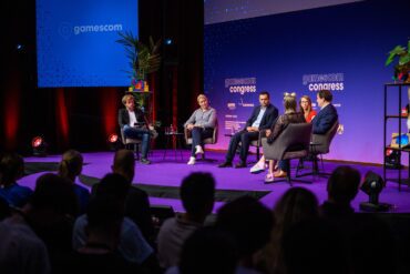 Debatt(l)e Royale mit Franziska Giffey (Berliner Senatorin für Wirtschaft, Energie und Betriebe und SPD-Landesparteivorsitzende), Nathanael Liminski (Minister für Bundes- und Europaangelegenheiten, Internationales sowie Medien des Landes Nordrhein-Westfalen und Chef der Staatskanzlei, CDU), Emily Büning (Bundesgeschäftsführerin, Bündnis 90/Die Grünen) und Bijan Djir-Sarai (Generalsekretär, FDP). Moderiert wird die Debatte von Kim "Freiraumreh" Adam und Maxim Markow.