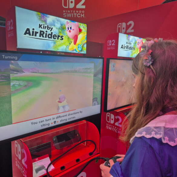 Eine Frau spielt Kirby Air Riders auf der gamescom 2025.