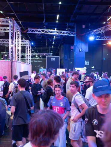 Messestand auf der gamescom voller Menschen, Lichter und Lärm. Engegefühl.